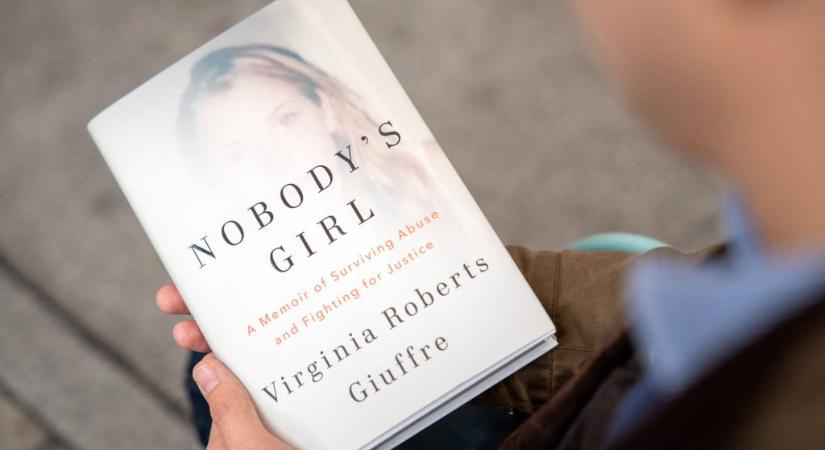 Két hónap alatt egy millió példány kelt el Virginia Giuffre memoárjából, amiben részletezi, miket tett vele Jeffrey Epstein
