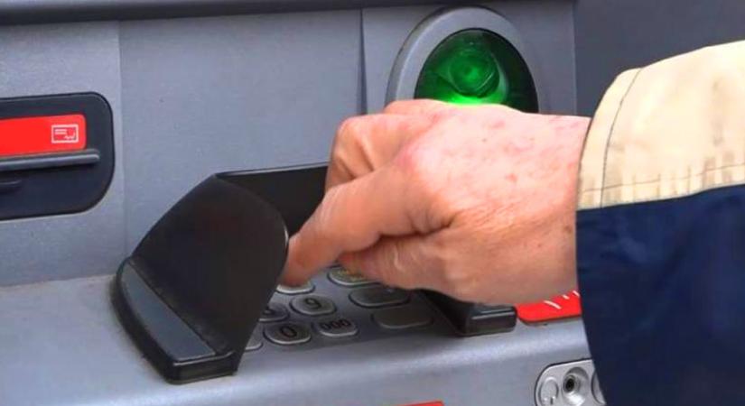 Februártól 300 ezer forintra emelkedik az ingyenes készpénzfelvétel felső határa
