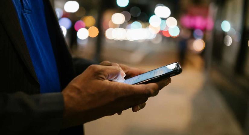 Online románcba keveredett: szerelmes lett a férfi, több ezer lejt csaltak ki tőle