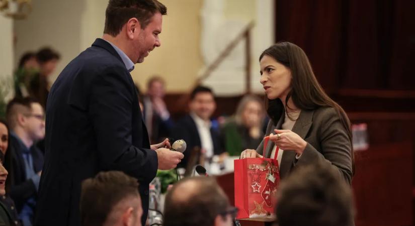 Ajándékoztak a fővárosi képviselők: Vitézy Dávid egy minisztert kapott Szentkirályi Alexandrától