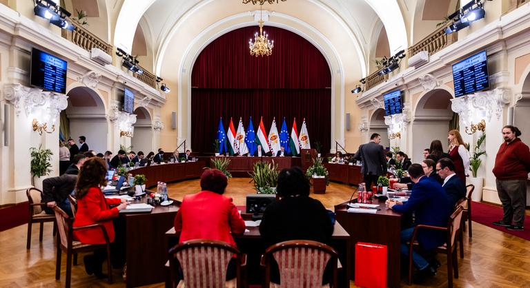 Szentkirályi Alexandra váratlan ajándékkal lepte meg Vitézy Dávidot - A Fővárosi Közgyűlés ülése