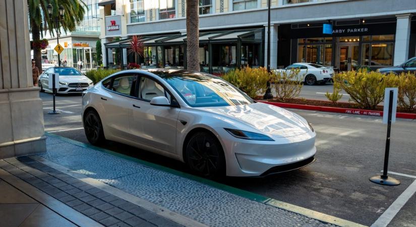 Januártól Magyarországon is fizetni kell a Tesla fontos szolgáltatásáért