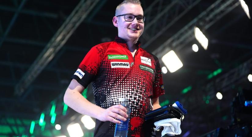 Sírva érkezett meg első vb-meccsére a dartsos, majd elővette a rovarirtót