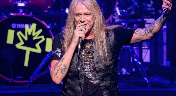 Sebastian Bach kiakadt egy légitársaságra