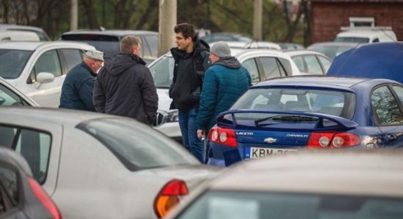 Használtan is jó befektetés: ezek az autók már jövőre pénzt hozhatnak – meglepő márkák a toplista élén