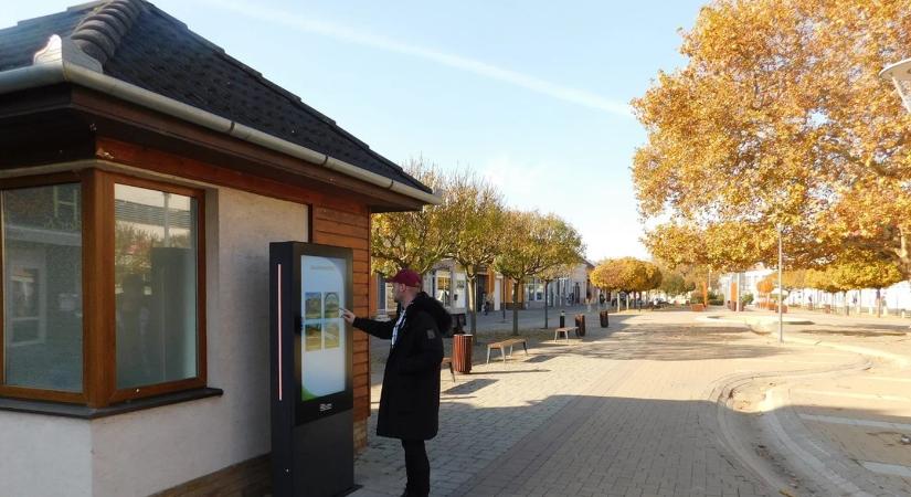 Új tájékoztató táblákat helyeznek ki a párkányi városközpontba