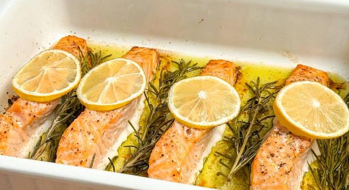 Rozmaringos lazac édesburgonya-pürével: ünnepi ebéd gyorsan