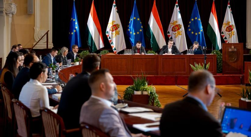 Fővárosi Közgyűlés: migrációs vitával és ajándékozással indult az ülés, a jövő évi költségvetés elfogadása cél