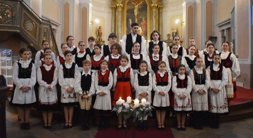 Különleges koncert kísérte a harmadik gyertyagyújtást Cegléden