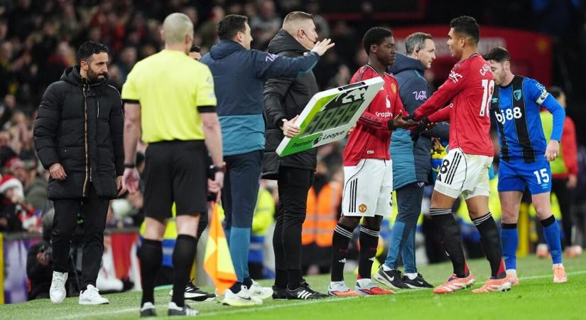 Már Casemiro is kiborult a Manchester United edzője miatt, amit közelről vettek videóra