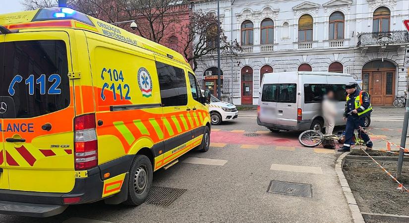 Autónak hajtott egy kerékpáros Hódmezővásárhelyen, kórházba kellett szállítani – fotókkal