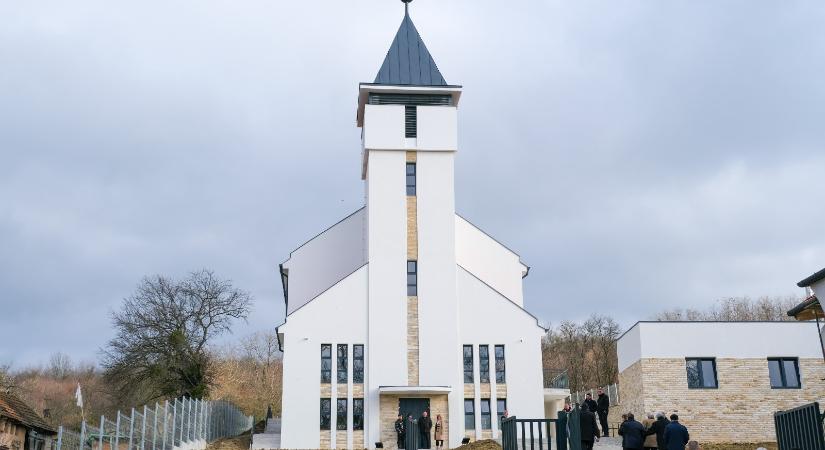 Átadták az új református templomot Hadadon