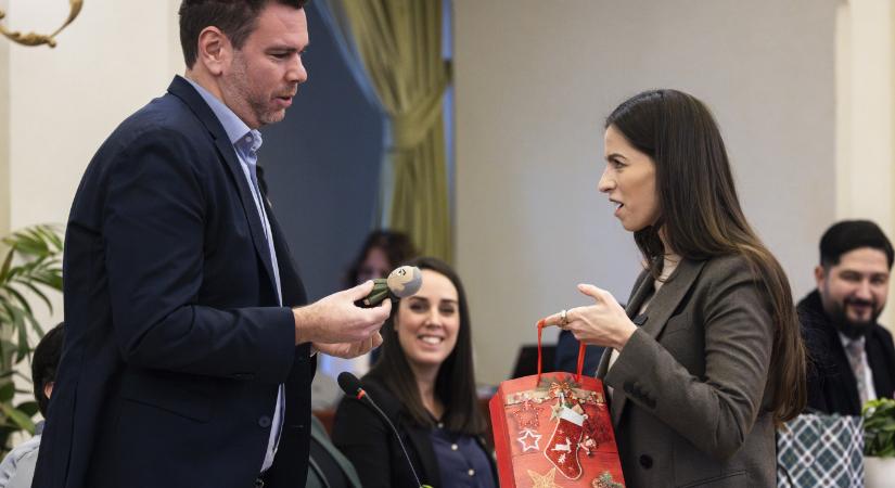 Két migránsozás közt egy kis meghitt ajándékozás: így indult a Fővárosi Közgyűlés idei utolsó ülése