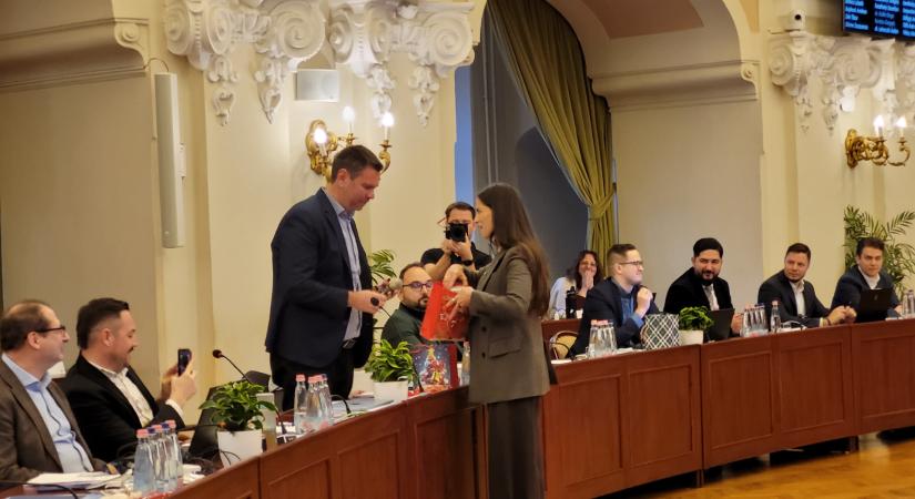 Fotókon a fővárosi ajándékozás, ahol Vitézy Dávid mini Lázár Jánost kapott Szentkirályi Alexandrától