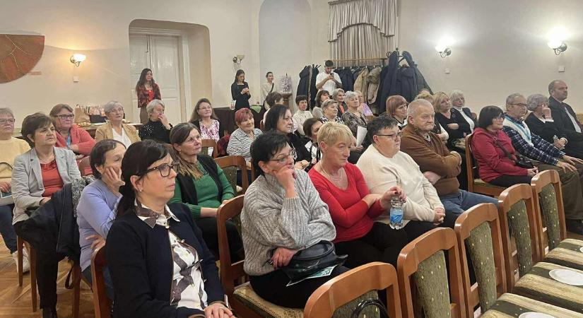 Karácsonyi ünnepséget rendezett a Szomszédok Nyugdíjas Szövetkezet Székesfehérváron