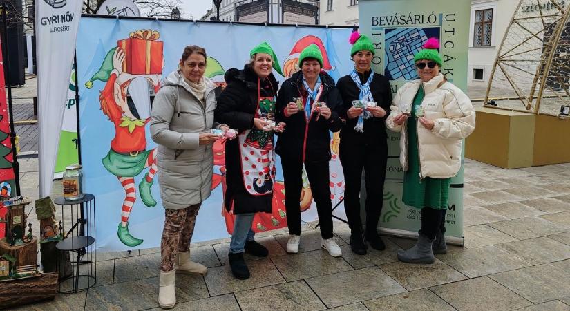 Angyalok érkeztek a győri belvárosba, a hátrányos helyzetű fiataloknak gyűjtenek adományt