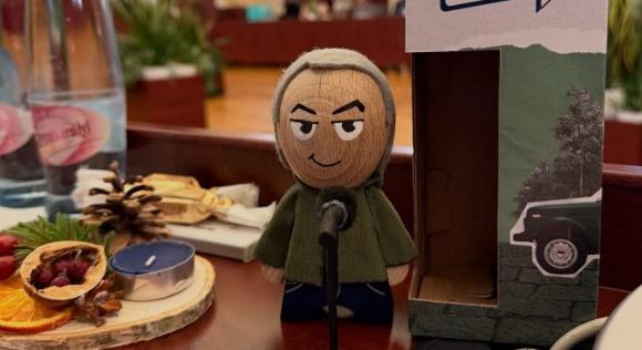 Mini Lázár-figurát kapott Vitézy Szentkirályitól