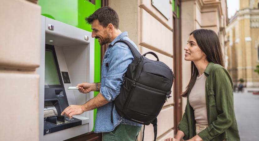 Törvény született – havi 300 000 forintig ingyen vehet fel készpénzt