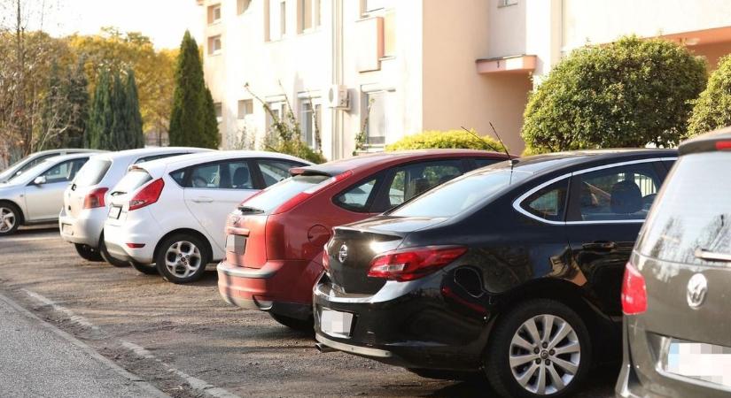 Benzinkútnak nézte az iskola parkolóját – Alternatív tankolás Hevesben