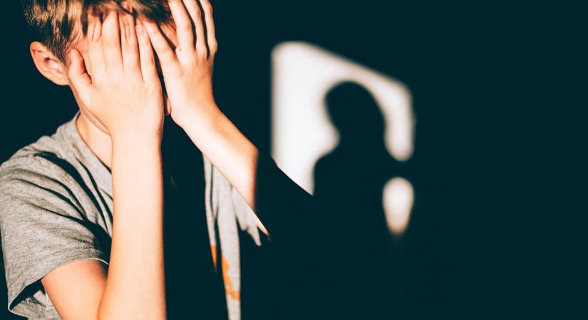 Éveken át verte az értelmileg és testileg sérült gyerekeket az iskolaigazgató, mégsem kapott letöltendő büntetést