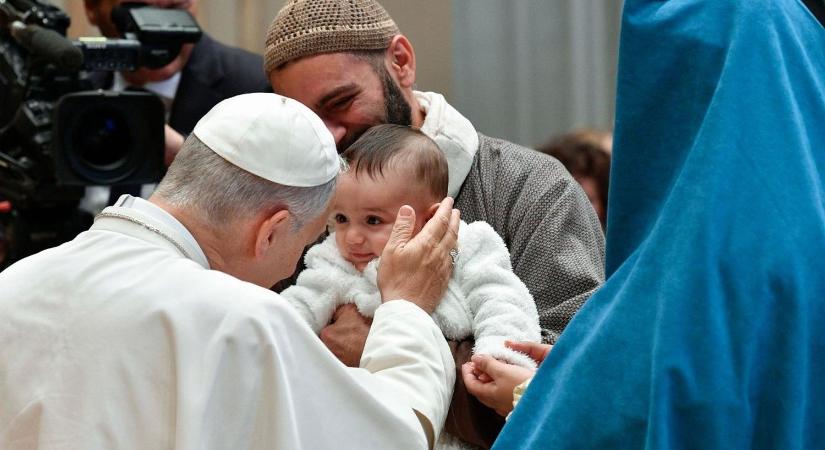 Leó pápa az élő betlehemi jelenetek résztvevőivel találkozott