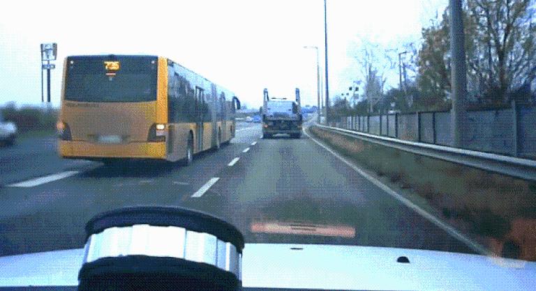 Hajmeresztő módon húzta rá a konténerszállítót a buszra egy sofőr Budaörsnél
