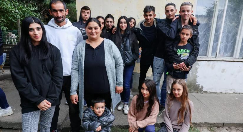 Új fedél került öt befogadott gyermek és új családjuk feje fölé – csodát tett az Újratervezés csapata