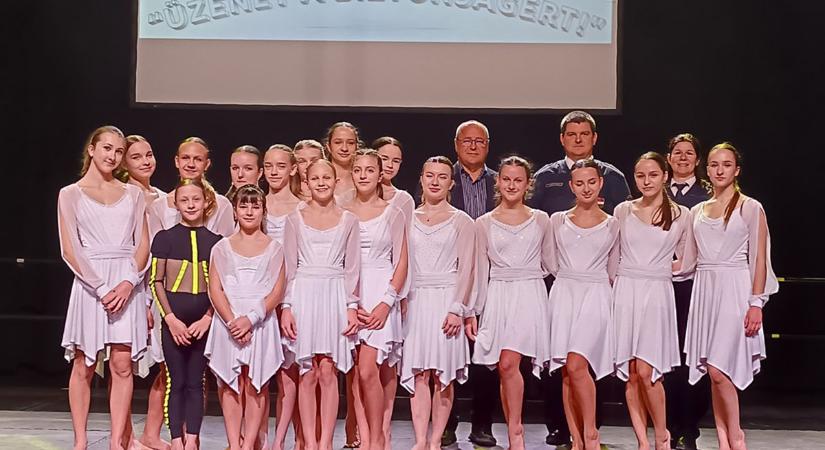 Tánccal üzentek a biztonságos közlekedésért Békéscsabán