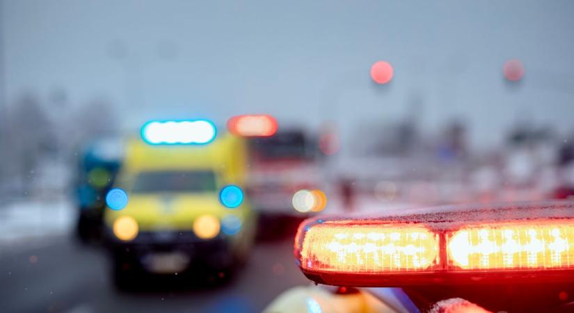 Sárba ragadt egy mentőautó, a marcali tűzoltók siettek a helyszínre