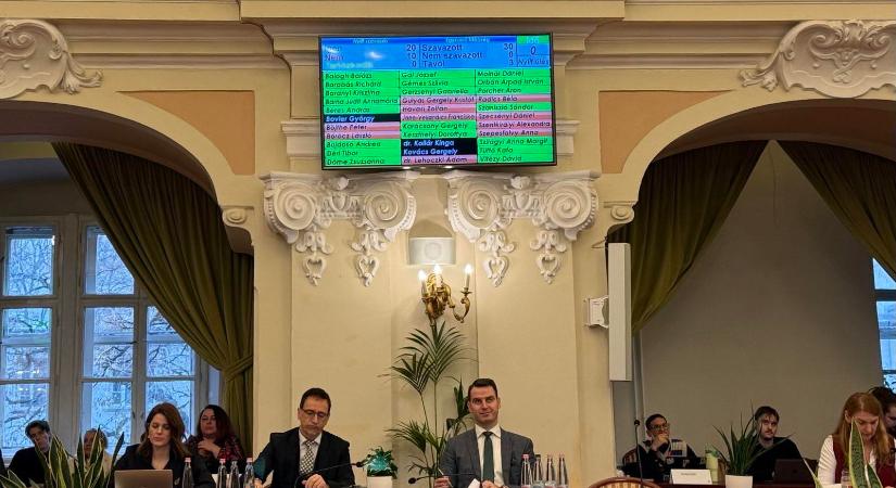 Karácsonyi húzás a közgyűlésben: Vitézy Dávid egy mini Lázár Jánost kapott