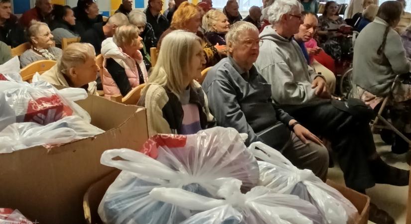 Ajándék a hajléktalanszálló 200 lakójának