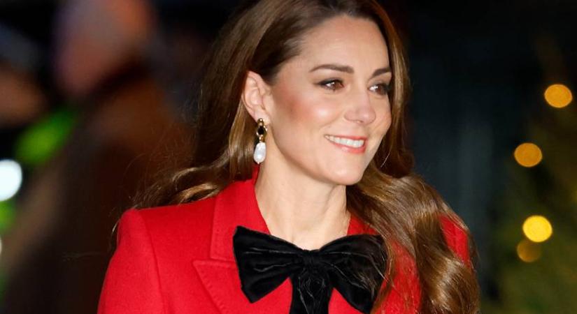 Katalin hercegné piros ruhában tündökölt a karácsonyi ebéden: a Buckingham-palotában jött össze a család