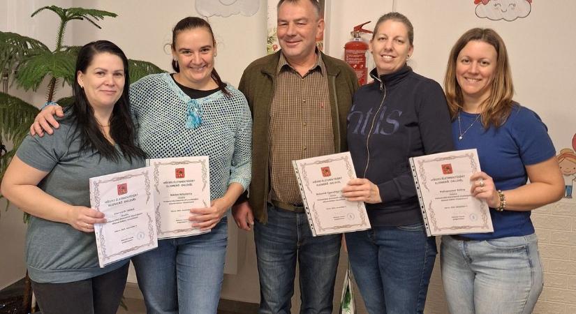 Újabb részletek: Hős óvónők Náraiban - Négyen mentették ki a baja jutott férfit