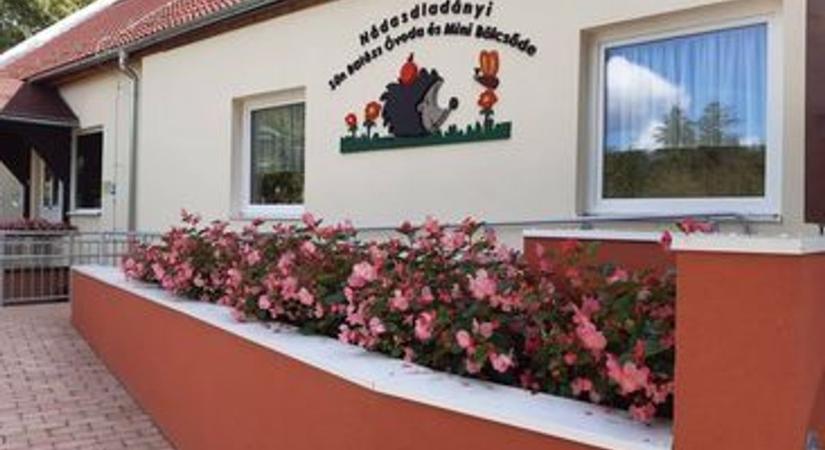 Zűr a nádasdladányi óvoda körül: lökdösődésekről, bántalmazásokról írnak, de mi az igazság?