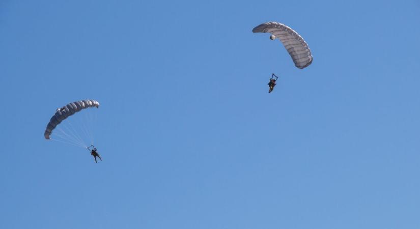 Megrázó tragédia történt – két tapasztalt ejtőernyős vesztette életét az ugrást követően