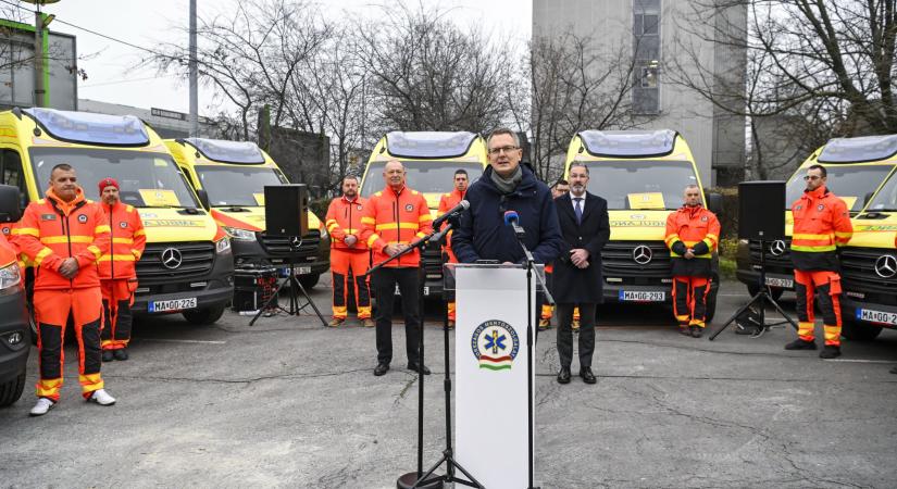 Rétvári Bence: Negyvenhárom új mentőautó áll szolgálatba