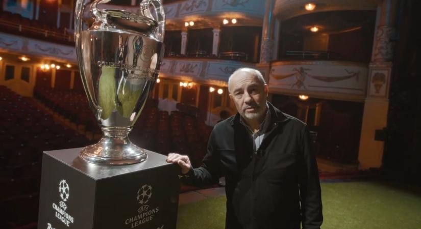 Szokatlan vendég érkezett a Vígszínházba! - Rudolf Péter még körbe is vezette