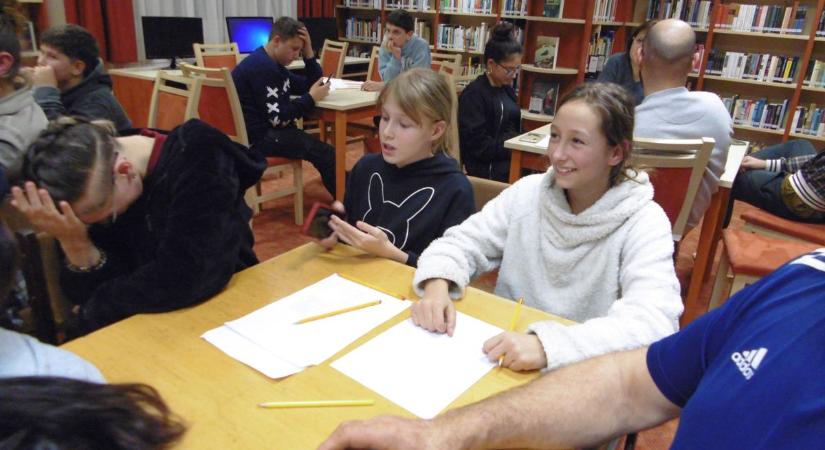 Játékos vetélkedővel és közös olvasással ünneplik Jókai Mórt Hercegszántón – fotók