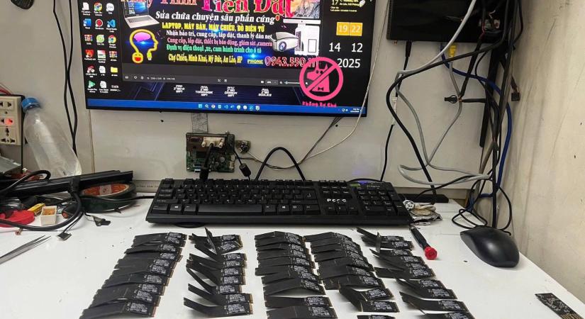 Mennyire lehet meghajlítani egy M.2-es SSD-t? Egy unatkozó tíz éves gyermek 50 darab Samsung SSD-n próbálta ki