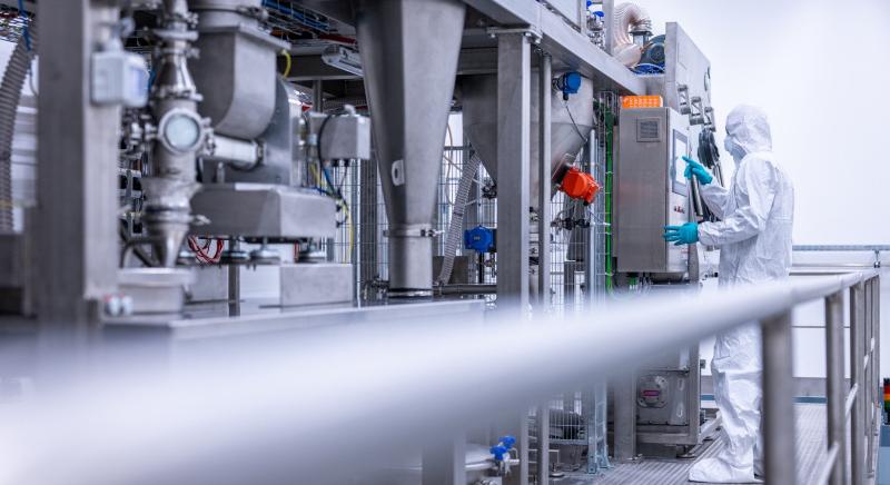 Új akkumulátor-újrahasznosítási központot nyitott a BMW – Forradalmi technológiát telepítettek