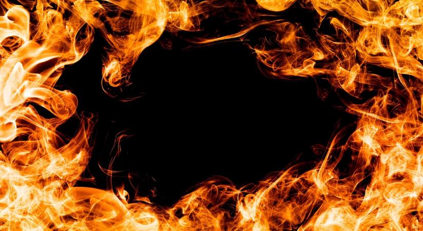 60 embert kellett kimenekíteni: felcsaptak a lángok Óbudán