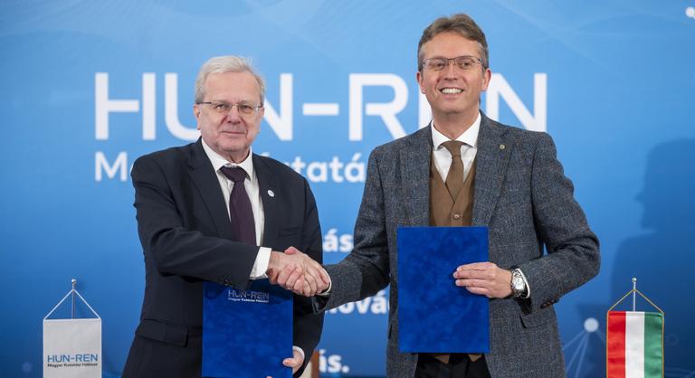 Történelmi megállapodást írt alá a kormány, de kemény feltételeket szabott