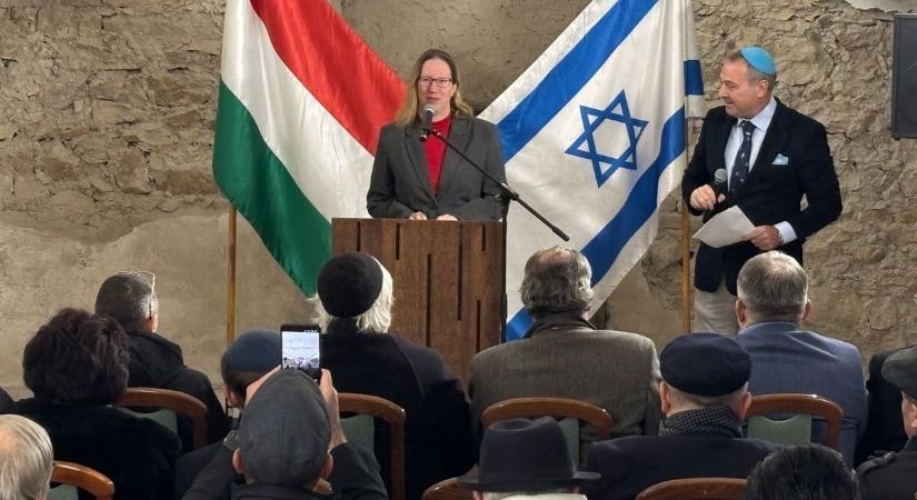 Fény gyúlt a múlt falai között – történelmi hanuka és nagyköveti látogatás Sárbogárdon