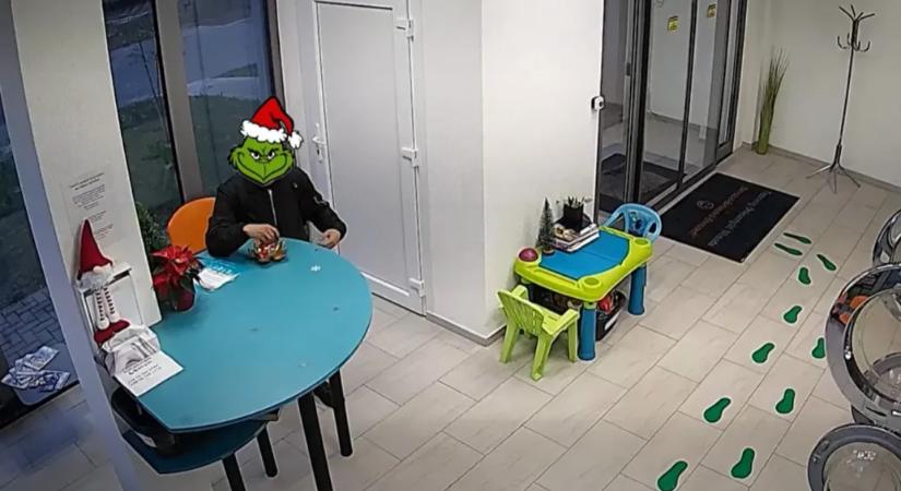 Videón, ahogy a szolnoki Grincs hidegvérrel zsebre teszi az összes szaloncukrot egy mosodában