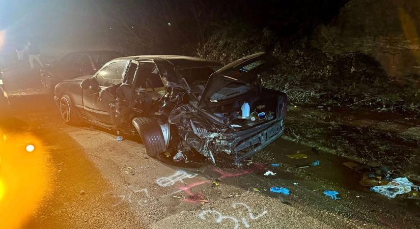Nyerges vontató tarolt le két autót az 1-es főúton Tatabányán, életveszélyes sérültje is volt a balesetnek