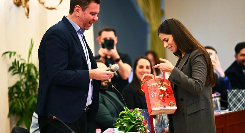 Ajándékoztak a Fővárosi Közgyűlésben, Vitézy Dávid Lázár-figurát kapott Szentkirályi Alexandrától