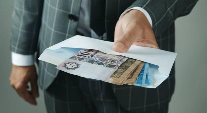 Ennyien kaptak év végi bónuszt tavaly - Sokan akarnak munkahelyet váltani, ha idén elmarad