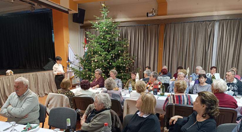 Szépkorúak karácsonya Vépen: a legidősebb asszonyt és férfit külön köszöntötték