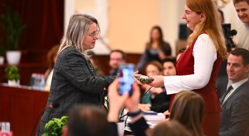 Orbán Viktor könyvvel lepte meg Baranyi Krisztinát, a ferencvárosi polgármester egy Karácsony Gergellyel közös vacsorameghívással viszonozná az ajándékot