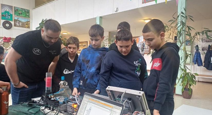 Öregdiákok tértek vissza iskolájukba, saját szakmájukról meséltek a pályaválasztás előtt álló tanulóknak – fotók